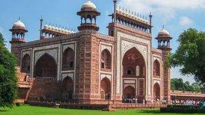 Discover the story behind Shah Jahān's decision to build the Taj Mahal mausoleum for his wife Mumtaz Maḥal
